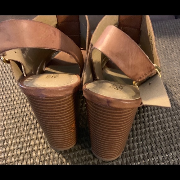 Distressed Tan Leather Sandals by Kenneth Cole. - Picture 3 of 4